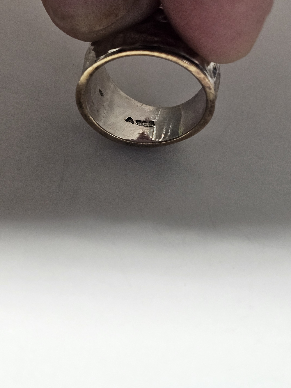925 Hammered Two-Tone sterling Silver and Gold Wide Band Ring - Size 6½ - Picture 3 of 5